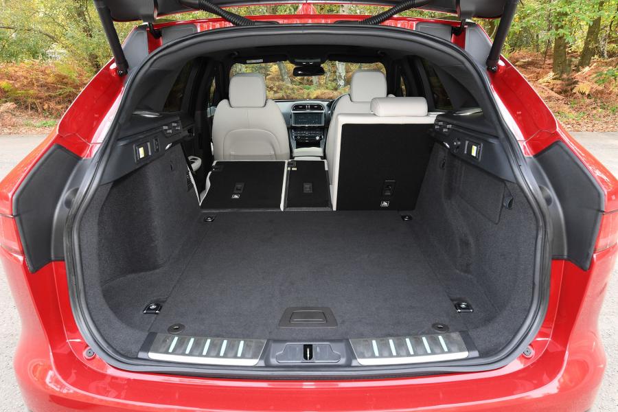 Багажник Jaguar F-Pace S 30t AWD Prestige 2016 года  (UK) (фото 7 из 14)